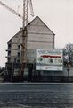 neu erbautes Wohn- und Geschäftshaus <!--LINK'" 0:308--> im Februar 1988. Der eine Flügel am Wiesengrund ist fertiggestellt.