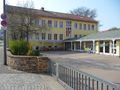Grundschule Zedernstraße mit Schulhof, April 2017
