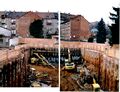 Blick von der U-Bahn-Baustelle im Wiesengrund auf die Rückseite der Gebäudezeile <!--LINK'" 0:28--> 8-14a, Januar 2001