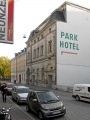 Fassade des <a class="mw-selflink selflink">Parkhotel-Festsaals</a> in der <!--LINK'" 0:44-->.