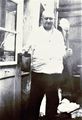 Giorgio Mulini in den 1940er Jahren im Hinterhof seines Hauses mit Speiseeis in der Hand