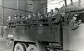Szene mit Soldaten auf einem LKW, vermutlich in der Artilleriekaserne in der Südstadt