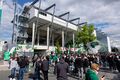 Fans bei der Aufstiegsfeier 2021 der Spielvereinigung vor dem Fußballstation unmittelbar nach dem Spiel am letzten Spieltag gegen Fortuna Düsseldorf, Mai 2021