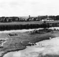 Foto von der Vacher Regnitzbrücke auf die <a class="mw-selflink selflink">Regnitz</a>, im Hintergrund das Panorama von  ca. 