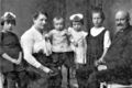 Familie Mulini (v.l.n.r.): Betty, Mutter Babette, Leopold, Marianna, Anna und Vater Giorgio Mulini, ca. 1923
