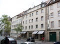 Das ehem. "Braune Haus", vormals Sitz der  in Fürth – vereinfachter Wiederaufbau nach Kriegsschaden, Nr. 5 ebenfalls betroffen (links daneben)