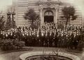 Gruppenfoto der Freimaurerloge »Zur Wahrheit und Freundschaft« anlässlich der Feierlichkeiten zum 100jährigen Jubiläum im Jahr 1903 vor dem Logenhaus