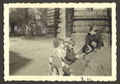 Rainer Appel mit Kindern an der Westseite der Villa mit Blick zur <!--LINK'" 0:12-->. Haupteingang mit Treppenturm. März 1941