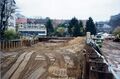 Bauarbeiten der <a class="mw-selflink selflink">U-Bahn</a> im Wiesengrund Blickrichtung  / . Im Hintergrund rechts die ehem.  vom  im November 1996