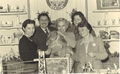 Georg Götz mit Angestellten und Löwenbaby am "neuen" Göso-Messestand bei der Nürnberger Spielwarenmesse 1952 in der Messehalle am Berliner Platz. Im Vordergrund die Non-Stop-Kurvenbahn
