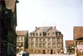 Löwenplatz von der <!--LINK'" 0:17--> aus gesehen, 1972. Zentral im Bild Löwenplatz 2, daneben Nr. 4. Ganz links Mohrenstr. 25, rechts im Hintergrund Markgrafengasse 1