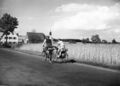 Radfahrer am Ortseingang von <a class="mw-selflink selflink">Mannhof</a> von  kommend. Haus an der Straße ehem. Gasthaus Klaußner, ab 1952 , heute Wohnhaus. Im Hintergrund die , 1935
