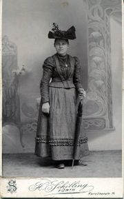 Frau in Tracht mit großem Hut.jpg