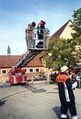 125jähriges Gründungsfest der FFW Stadeln. Vorführung der Jugend Feuerwehr im Schulhof (rechts die Turnhalle) der ehem. <a class="mw-selflink selflink">Gemeinschaftsschule Stadeln</a>, September 1998