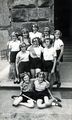 Siegerinnen der 100 m Staffel beim Schulwettbewerb auf dem Lohnert-Sportplatz, 1937 - 8. Schuljahr in der Pestalozzischule, links unten im Bild: Startläuferin Hedwig Gellinger mit Staffelstab