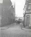 Blick auf den Eingang zum "Schulhof" der <!--LINK'" 0:27--> von der damaligen Lilienstraße aus, (links das Haus mit Gaststätte <!--LINK'" 0:28-->), vermutlich 10. oder 11. November 1938