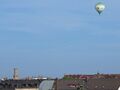 Heißluftballon im Fürthdesign über der Stadt, 2023.