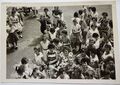 Foto vom Sportfest der ehem. <!--LINK'" 0:26--> von 1960 im Pausenhof vor der Turnhalle.