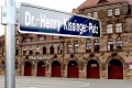 <a class="mw-selflink selflink">Feuerwache</a> an der  mit Fotomontage des Straßenschildes zum Dr.-Henry-Kissinger-Platz, anläßlich seines 90. Geburtstages.