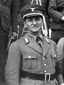 Stadtrat Hans Sandreuter (NSDAP) um 1935 vor dem Rathaus.