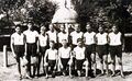 Turnermannschaft vor dem Kriegerdenkmal 1914/18 der Spielvereinigung am Laubenweg, ca. 1935