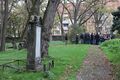 Führung von Geschichte für Alle e.V. über den Alten Jüdischen Friedhof, im Vordergund links der Grabstein von Meschullam Salman Kohn