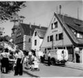 Kirchweih 1949 mit Eisfabriken Fürsattel vor Leonhard Hofmanns Haus.jpg