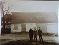 Foto der Familie Büchel 1940 auf ihren Hof mit Nebengebäude Wagenremise und Spargelkammer an der südlichen Grenze. Vlnr. Christof Büchel, Enkelsöhne Christof und Hans. Dahinter Waldmdachgebäude .