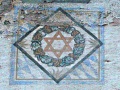 Detail der Fassadenmalerei: Emblem der , ca. 1920er Jahre.