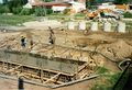 Bau der Fundamente für die Behelfsbrücke im Wiesengrund neben der <!--LINK'" 0:264-->, deren Abriss im August erfolgte, Blickrichtung <!--LINK'" 0:265--> im Mai 2003