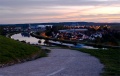 Aussicht vom <!--LINK'" 0:30--> auf Atzenhof mit <a class="mw-selflink selflink">Main-Donau-Kanal</a> im Vordergrund.
