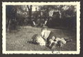 Rainer Appel mit Kindern im "unteren Garten". Blickrichtung zur <!--LINK'" 0:14-->, im Hintergrund ist das Dach der öffentlichen Bedürfnisanstalt zu erkennen. Juni 1941