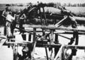 Aufbau Wasserrad Stadeln mit Zimmermeister Gößelein und Landwirt Hans Büchel. Im Hintergrund <!--LINK'" 0:5-->, links der Damm des <!--LINK'" 0:6--> und der Schornstein der ehem. Firma <!--LINK'" 0:7-->, Aufnahme von 1947