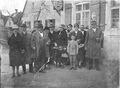 Dorfschmied Johann Ströbel mit Frau Marie und Verwandtschaft vor seinem Anwesen  mit Benzinwerbung "Dapolin" seiner Tankstelle, links ehem. Gebäude , 1928