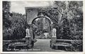 Ansichtskarte vom Eingang zum Klostergarten im <!--LINK'" 0:53-->. Die beiden Löwen wurden 1911 von <!--LINK'" 0:54--> gestiftet.