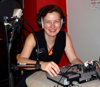 Karin Falkenberg bei der Hörspielproduktion im Rundfunkmuseum, 2014.jpeg