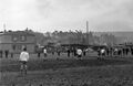 Fußballspiel zwischen dem BSC Fürth West und der DJK Fürth am 30. März 1958 in der Eschenausiedlung. Im Hintergrund ist der gesprengte Bunker zu erkennen, Mrz 1958