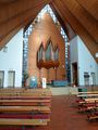 Kirche "Heiligste Dreifaltigkeit", Innenraum mit Altar und Orgel.
