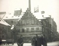 Brauerei Humbser, hier noch in der Bäumenstraße. Nach dem Neubau in der Schwabacher Straße diente die alte Braustätte noch als Mälzerei. Rechts im Hintergrund ist das 1900 fertig gestellte Hauptgebäude der <!--LINK'" 0:48--> zu sehen.