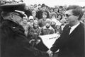 Brigadegeneral Shalikashvili mit Bürgermeister Weidemann (rechts) bei der Öffnung der hinteren Kasernenausfahrt an der Hafenstraße (1985).