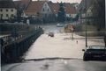 Hochwasser in Vach, Fußgängersteg nach Mannhof, die Brückenstraße unter Wasser mit mutigen Autofahrer Feb. 1987. Heute steht hier der hochgelegte <!--LINK'" 0:107-->