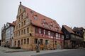 Ehem. Gasthof „Zum Goldenen Schwan“ am Marktplatz 2, rechts verzahnt mit Haus Königstraße 39 (Oktober 2024)