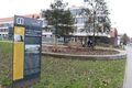 Das Karl-Lennert-Krebszcentrum in Kiel. An seiner Stelle stand zuvor die Marine-Arrestanstalt, die eine Rolle im <!--IWLINK'" 19--> spielte (Gedenktafel links).