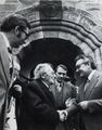 Louis Kissinger (Bildmitte) zu Besuch im Helene-Lange-Gymnasium, Direktor Christian F. Kopp (rechts), 1975