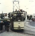Blick von der <!--LINK'" 0:10--> in die Kiderlinstraße. Straßenbahnendhaltestelle Flößaustr. mit Triebwagen 338. Juni 1981.