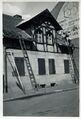 Reifen-Reichel in der Langen Straße - im Hintergrund Werbung für die ehem. Spiegelfabrik Vereinigte Bayerische Spiegel- und Tafelglaswerke (vorm. Schrenk &amp; Co. AG), ca. 1955