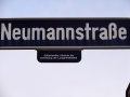 Straßenschild Neumannstraße mit Erläuterung