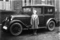 Anneliese Wagner (verheiratete Leurpendeur) mit Fiat vor Rödelhaus, 1936.jpg