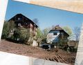 Blick auf die abgeräumte heute überbaute <a class="mw-selflink selflink">Kleingartenkolonie Schlössla</a>, im Hintergund die Gebäude <!--LINK'" 0:26--> und 40 im Juli 1998