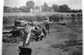 Kriegsende 1945 Nähe  rechts die , Bildmitte der alte Flußlauf der , dahinter das . Ein zerstörtes Geschütz mit spielenden Kindern. Heute verläuft hier die .